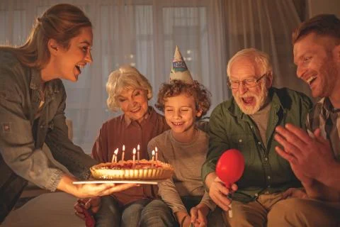 Outgoing relatives looking at pie Foto stock