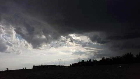 Outline of the city, approaching thunderstorms Foto stock