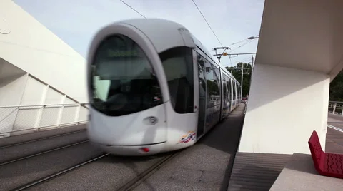 Output of the tramway on the bridge Raymond Barre Video stock 56929927