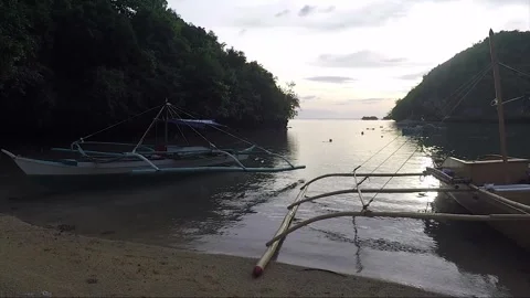 Outrigger Boats on Empty Sandy Beach, Sipalay, Negros island, Philippines Vídeos de archivo 336616837