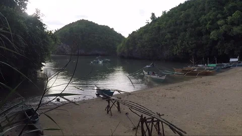 Outrigger Boats on Empty Sandy Beach, Sipalay, Negros island, Philippines Vidéo 336621469