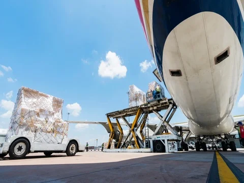 Outside cargo plane loading - Time lapse Stock-Footage 75926714