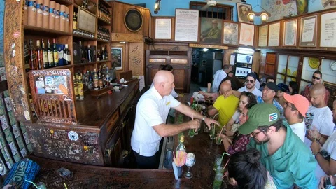 Outside the La Bodeguita del Medio bar in Havana, Cuba 스톡 동영상 90920133