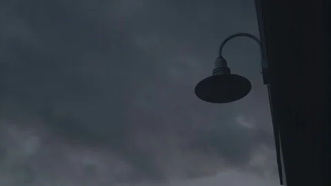 Outside Lamp Turning on at Night - Log 스톡 동영상 85438313