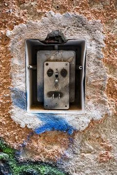 Outside light switch broken and marred by paint. Foto stock