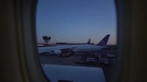 Outside of plane window at sunset before take off Vídeo Stock 197630687