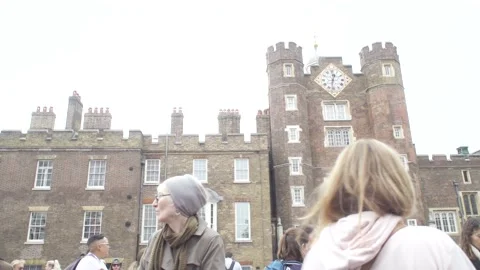 Outside St James' Palace on day of Queen Elizabeth's funeral, London, UK Vídeos de archivo 211646034