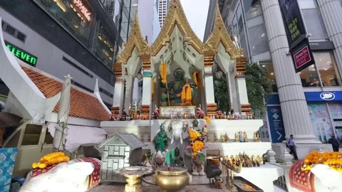 Outside the temple bangkok Video stock 72574980