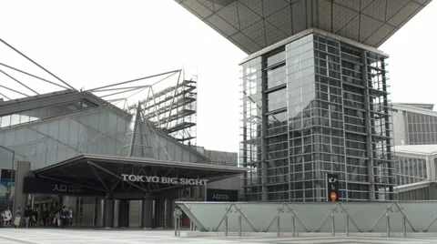 Outside Tokyo Big Sight, Japan's largest convention center. Video stock 5759955