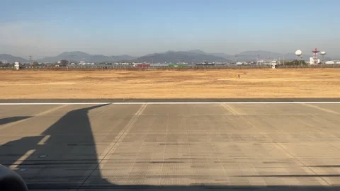 Outside view from inside a shaking airplane taking off Видео 172004484