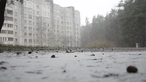 On the outskirts of the city is the first snowfall, Video stock 127574824