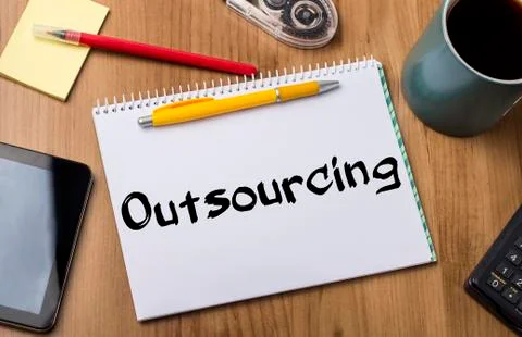 Outsourcing - Note Pad With Text Foto stock