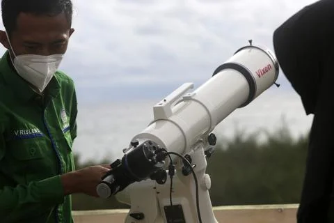 Outwatching for new moon to determine Eid al-Fitr date in Indonesia, Banda Aceh  Fotos Stock