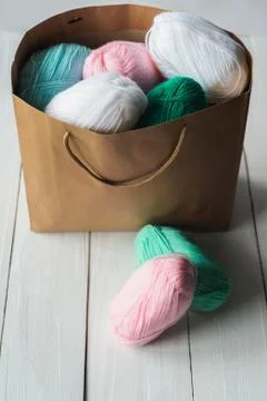 Oval acrylic wool yarn thread skeins with kraft package Foto stock