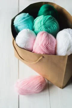 Oval acrylic wool yarn thread skeins with kraft package Foto stock
