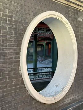 Oval architectural window framing reflection of traditional courtyard detai.. 写真素材