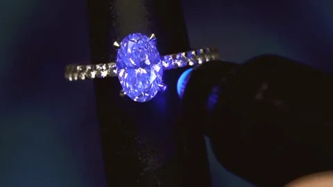 Oval Diamond Ring On Mandrel Under UV Light. - close up Vidéo 227266493