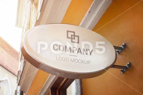 Oval shape signage logo mockup in old city center PSD-Vorlage