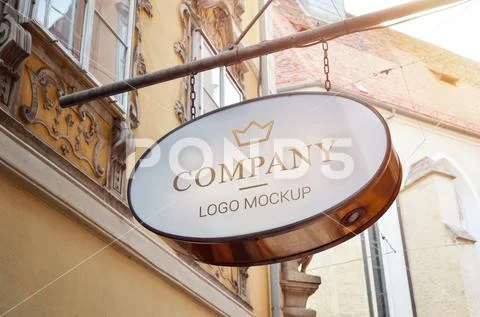 Oval shape traditional bar signage logo mockup in old city center PSD-Vorlage