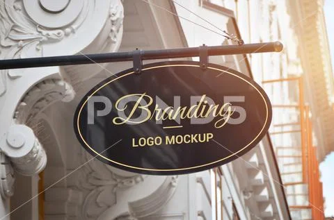 Oval shape traditional signage logo mockup in old city center PSD-Vorlage