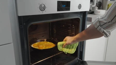 Oven-baked eggs Stock Footage 271616608