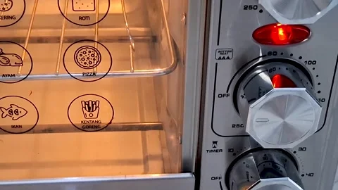 Oven Heating Element Glows as Dials Set for Cooking Various Foods 스톡 동영상 342783585