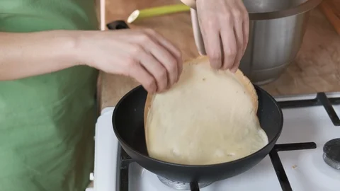 Oven pancakes. Stock-Footage 107555594
