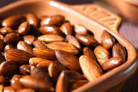 Oven roasted almonds Foto stock