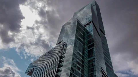 Over 4K Time Lpase -Cloud reflections on building Stockbeeldmateriaal 62569857