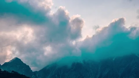 Over 4K Time Lpase - Clouds over mountain Stockbeeldmateriaal 62551854