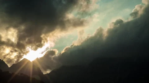 Over 4K Time Lpase - clouds over mountain Stockbeeldmateriaal 62551945