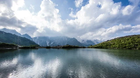 Over 5K Time Lpase - Clouds over the lake Stockbeeldmateriaal 62553834