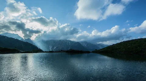 Over 5K Time Lpase - Clouds and reflections on lake with sun ray Stockbeeldmateriaal 62554451
