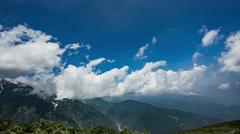 Over 5K Time Lpase - Clouds and Mountain Stockbeeldmateriaal 62554480