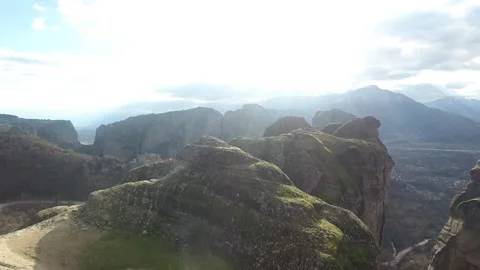 Over the cliffs of Meteora in Greece 스톡 동영상 273011537