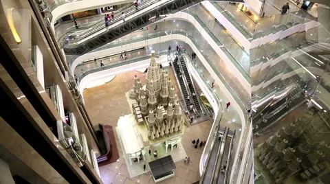 OVER HEAD VIEW OF SHOPPING MALL WITH ELEVATORS AND ESCALATORS Vídeo Stock 40619386