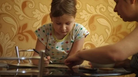 Over lunch Vídeo Stock 34406502