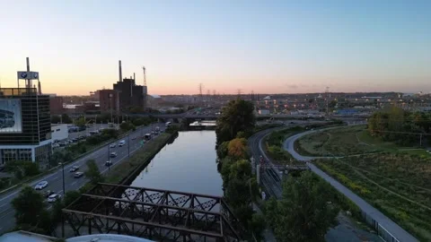 Over river in city Vidéo 252130258