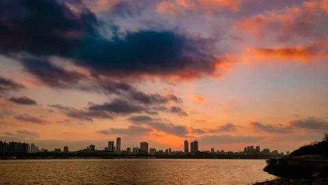Over the Seoul Han River, the evening glows over the city center. time lapse. 動画素材 145889628