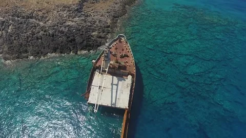 Over a shipwreck Stockbeeldmateriaal 282619945