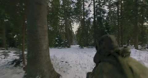 Over shoulder run in woods  Vídeo Stock 142320424