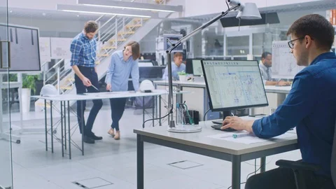 Over the Shoulder Shot of Engineer Working with CAD Software on Desktop Computer Vídeos de archivo 107773178