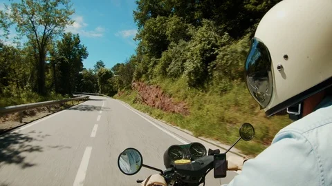 Over shoulder view on motorcycle driver Vídeo Stock 97134273