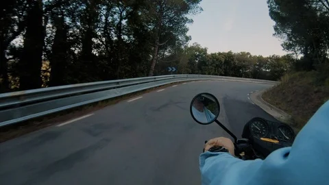 Over shoulder view on motorcycle driver Vídeo Stock 97134987