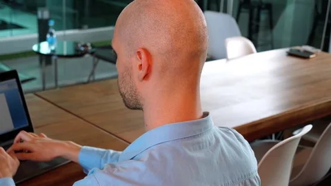 Over the shoulder white man typing on laptop Stock Footage 84586520