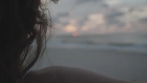 Over surfers shoulder looking at the sun rising at first light Video stock 140360333