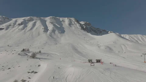 Overall ski slope with mountain background Vidéo 345801844