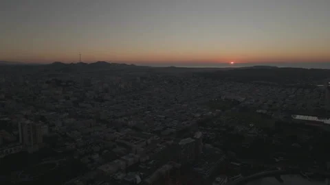 Overall sunset view of San Francisco with drone pulling back Stockbeeldmateriaal 336793085