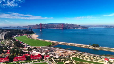 Overall view with city left, river right, bridge background San Francisco 库存影片 336792802