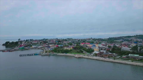 Overall view of Puerto Montt with light right to left pan Vidéo 340993601